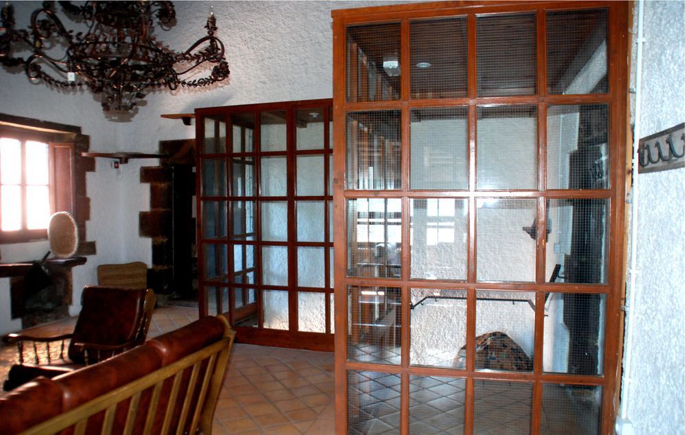 Hostal La Guineu Виладрау Экстерьер фото